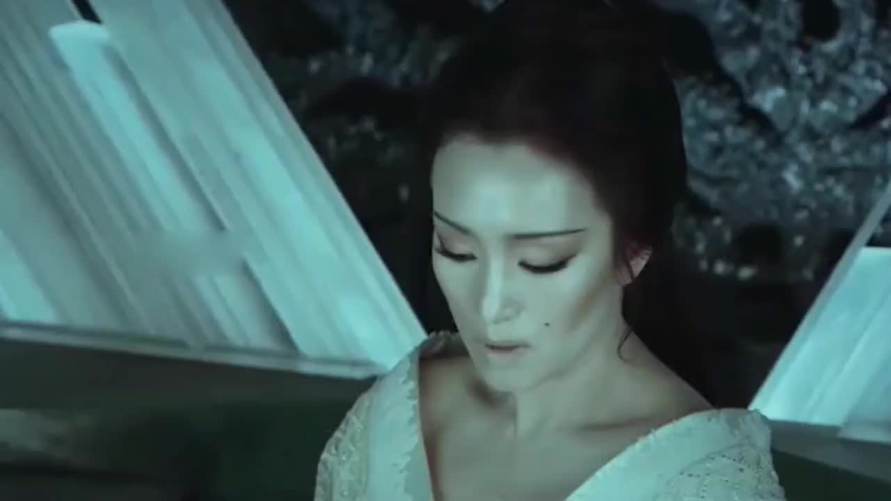 巩俐扮演的"白骨夫人",导演一刀都不舍得剪,这气场无人能抵!