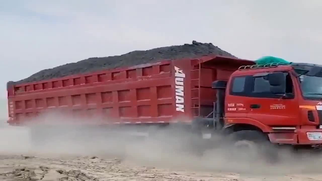 拉煤的大货车,上个坡撒这么多,老板招他估计气坏了吧?