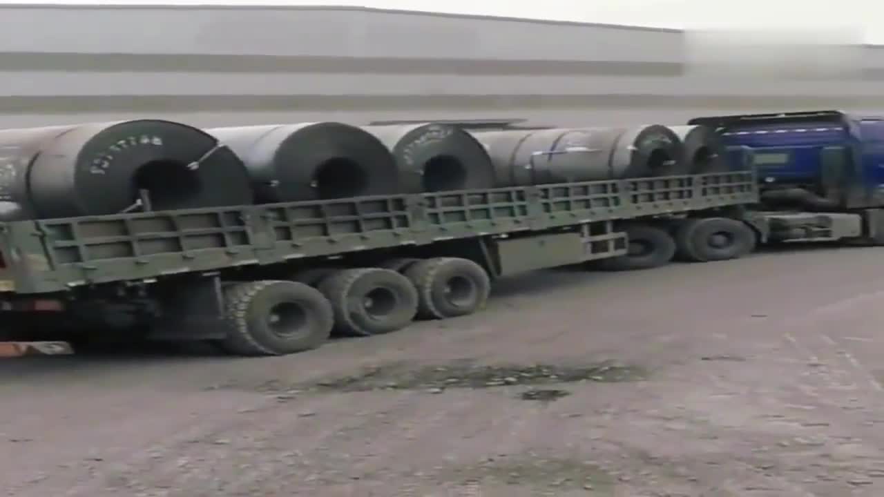 半挂车装钢卷,装成这个样子,这司机胆量也是可以!