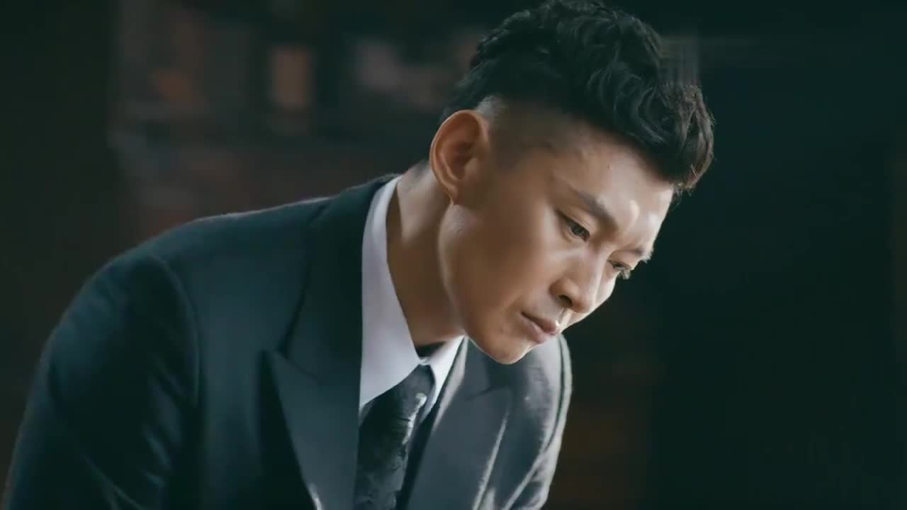 觉醒:童飞看着柯爷的遗像,细数柯爷的帮助,既感激又憎恶
