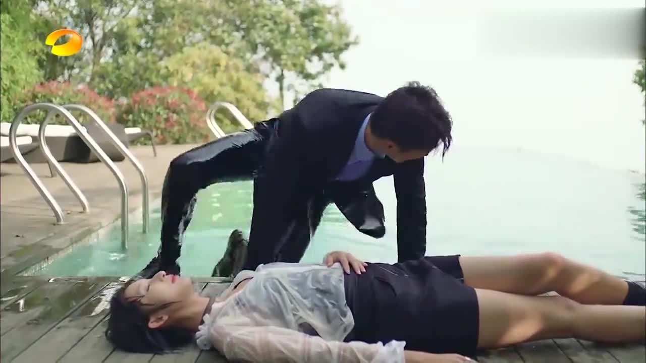 美女泳池落水,总裁一时情急,直接就人工呼吸