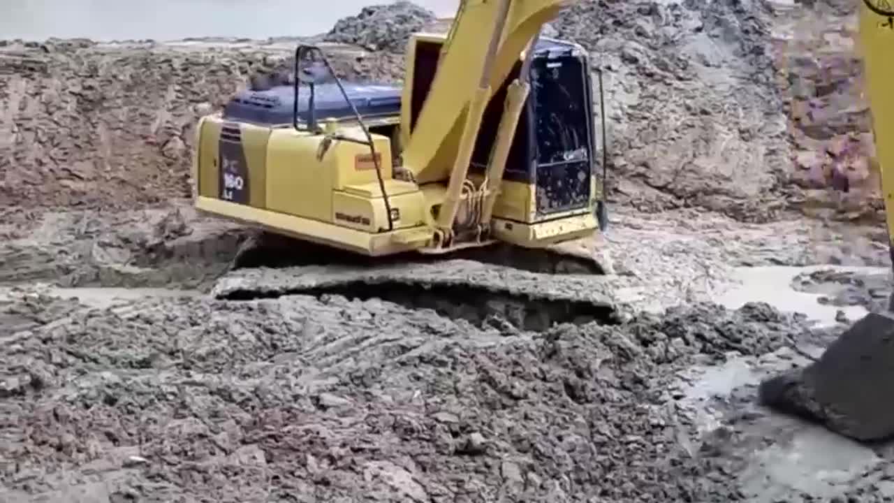 真佩服,小松挖掘机竟在泥潭里干活,这场地,也只有老司机才敢下