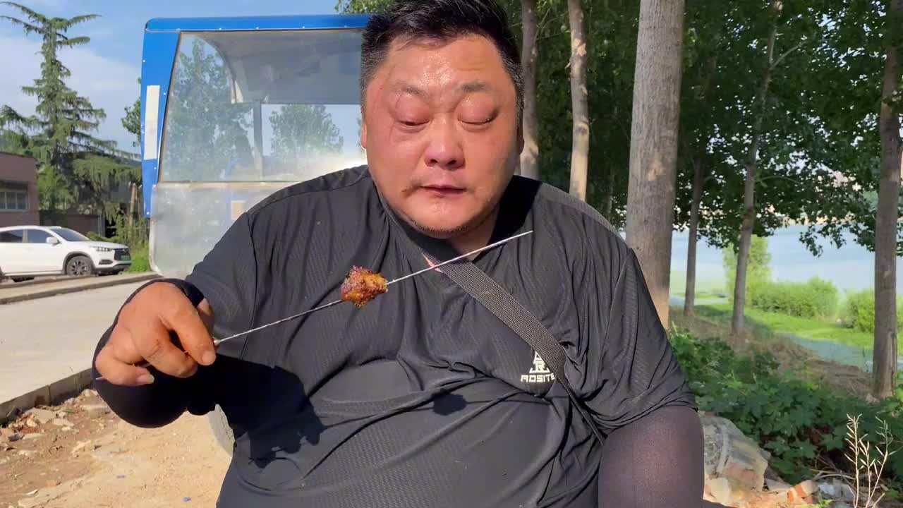 一斤羊肉,六个羊眼,胖龙三人在河边烧烤,羊眼吃着真过瘾