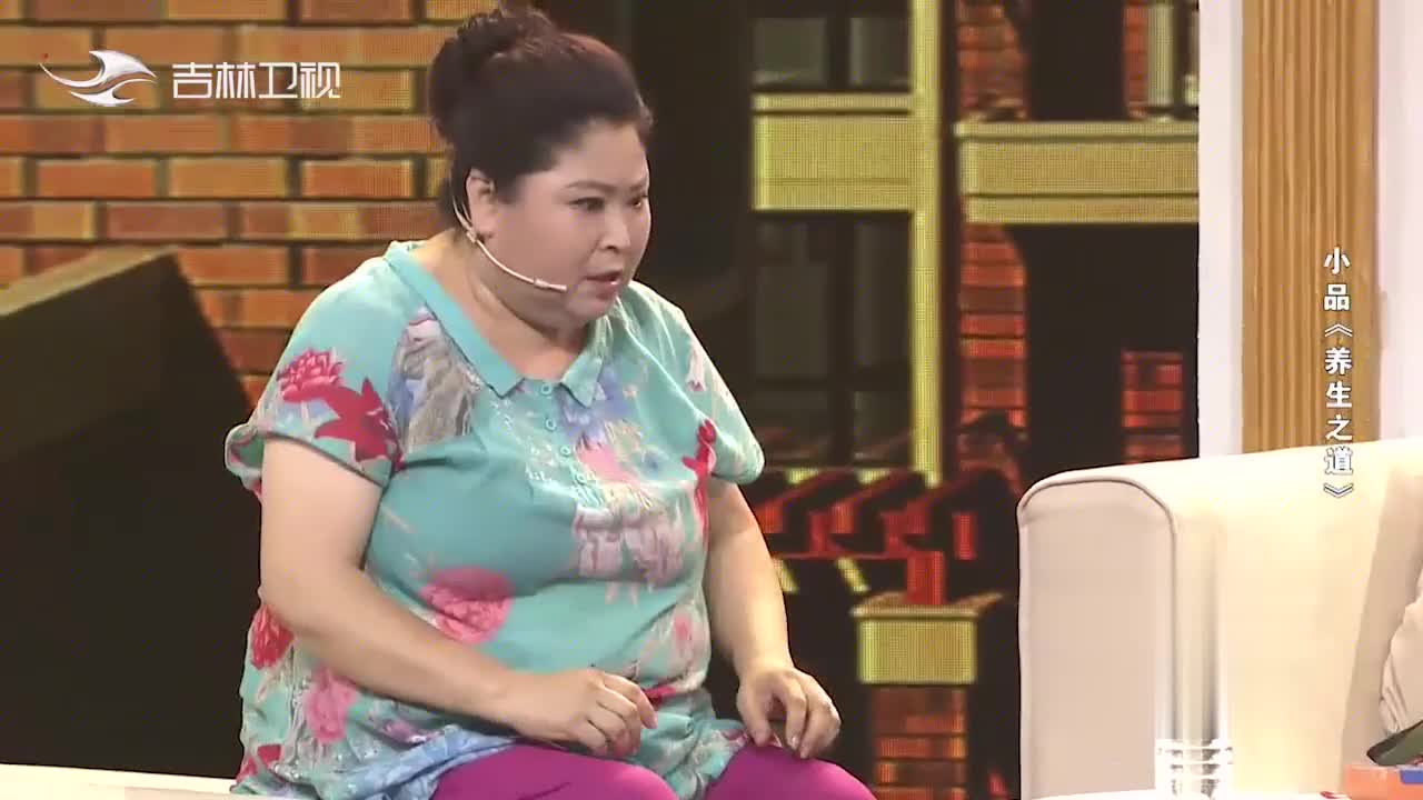 来喜手捧"电水"强推:要想千年永不老,就喝这瓶充电宝,人才啊