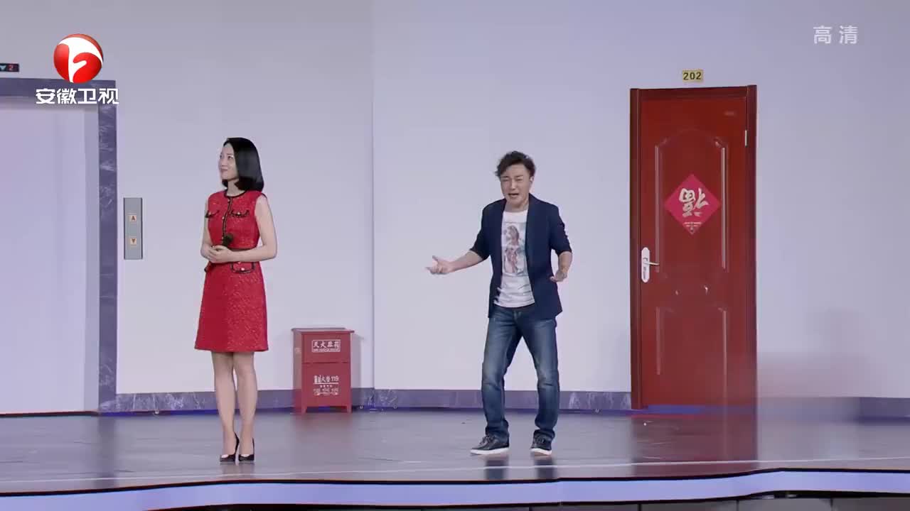周群阿进演绎小品《楼上楼下》,一开口全场笑翻,太精彩了!