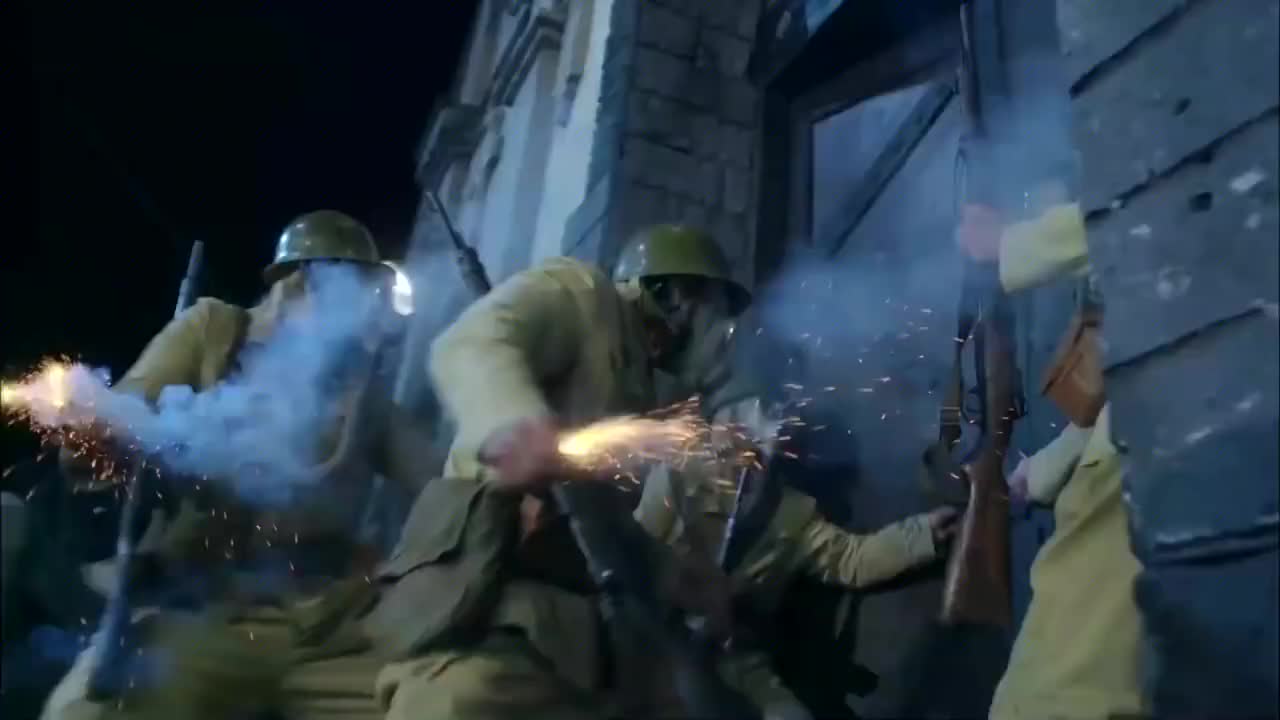 鬼子丢毒气弹,战士故意装死,等鬼子一开门就让他自食苦果