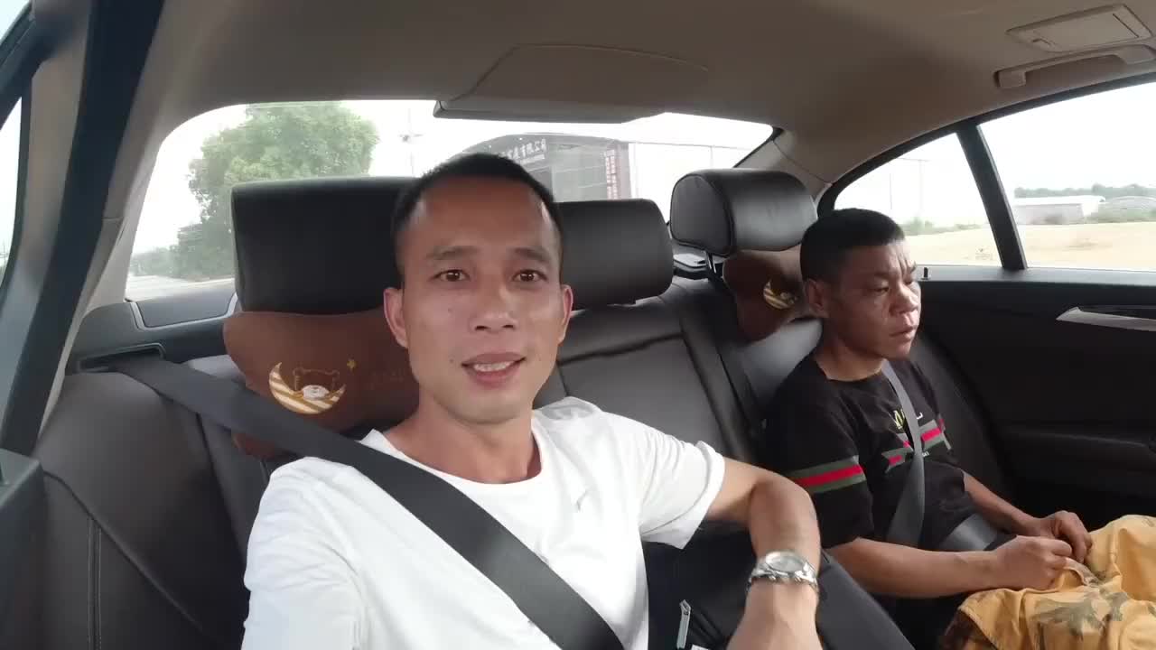 小辉带建鹏去市里玩,车里还给他上了一课,看建鹏咋回答的