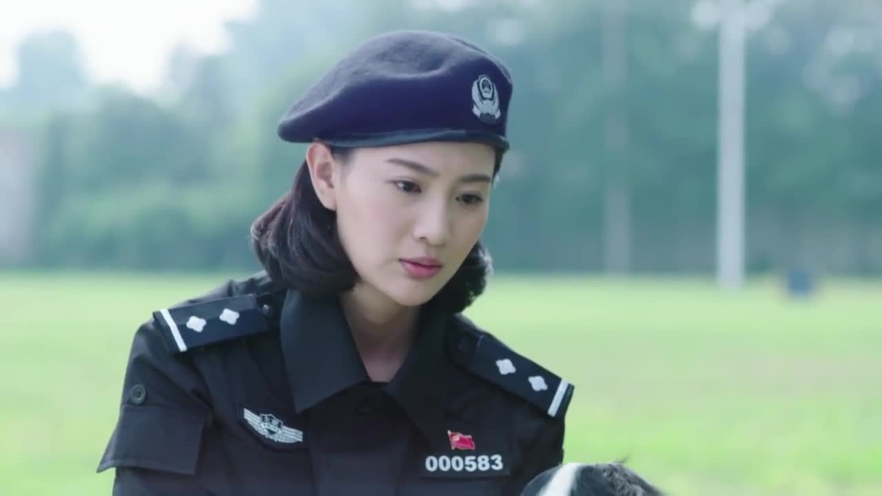 警花与警犬:警花跟狗狗告别,依依惜别,场面太感人了!