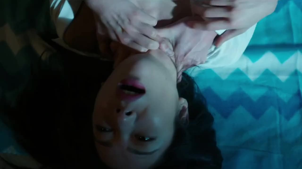 女孩下班路上被抓，关在仓库受尽屈辱，揭露人性的<a href=