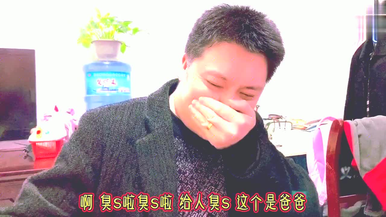 晴宝爸爸开榴莲嫌臭戴着口罩,还把它扔进垃圾桶,手也被扎流血了