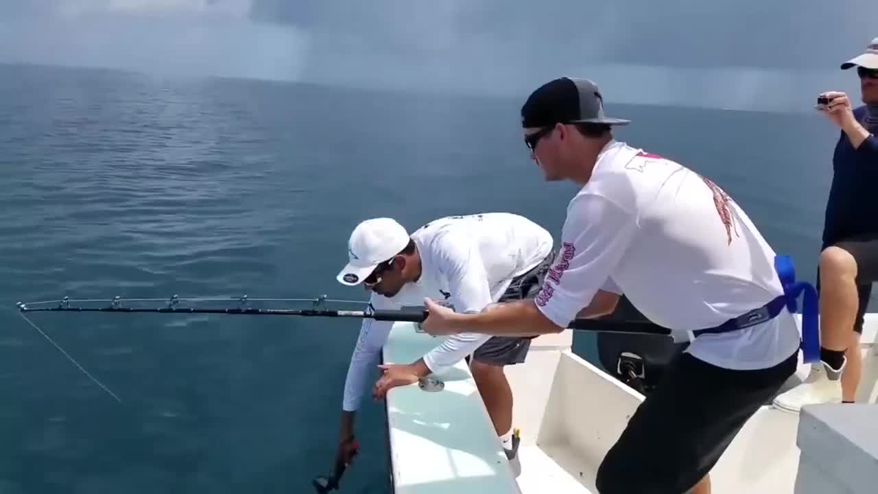 老外用整只鸡来钓鱼,这是下了大成本,鱼竿发生剧烈弯曲!