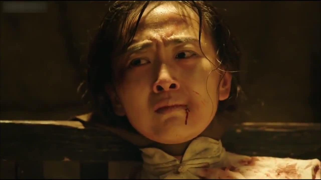 电影片段:女情报员叛变,正准备出卖同志,被一枪爆头!