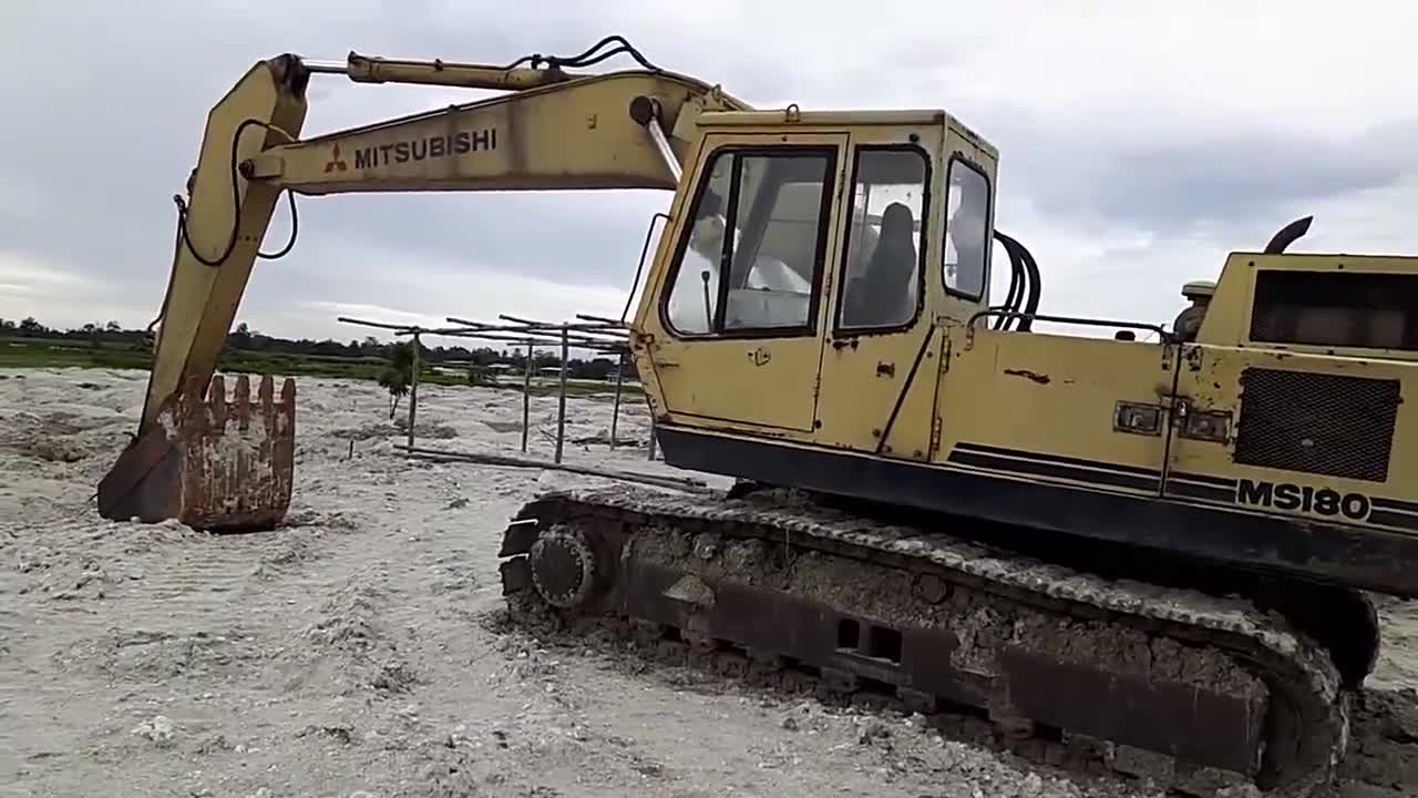 三菱挖掘机,曾经是干活挣钱的机器,现在扔工地当废铁了