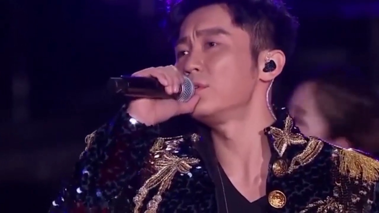 李晨含泪演唱《春泥》,句句撕心裂肺,一般人真唱不出来这种感觉