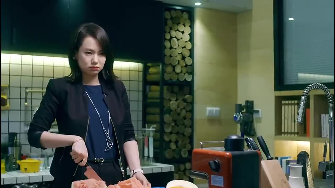 我是杜拉拉:拉拉切水果切到手,被婆婆责怪当着外人的不长脸