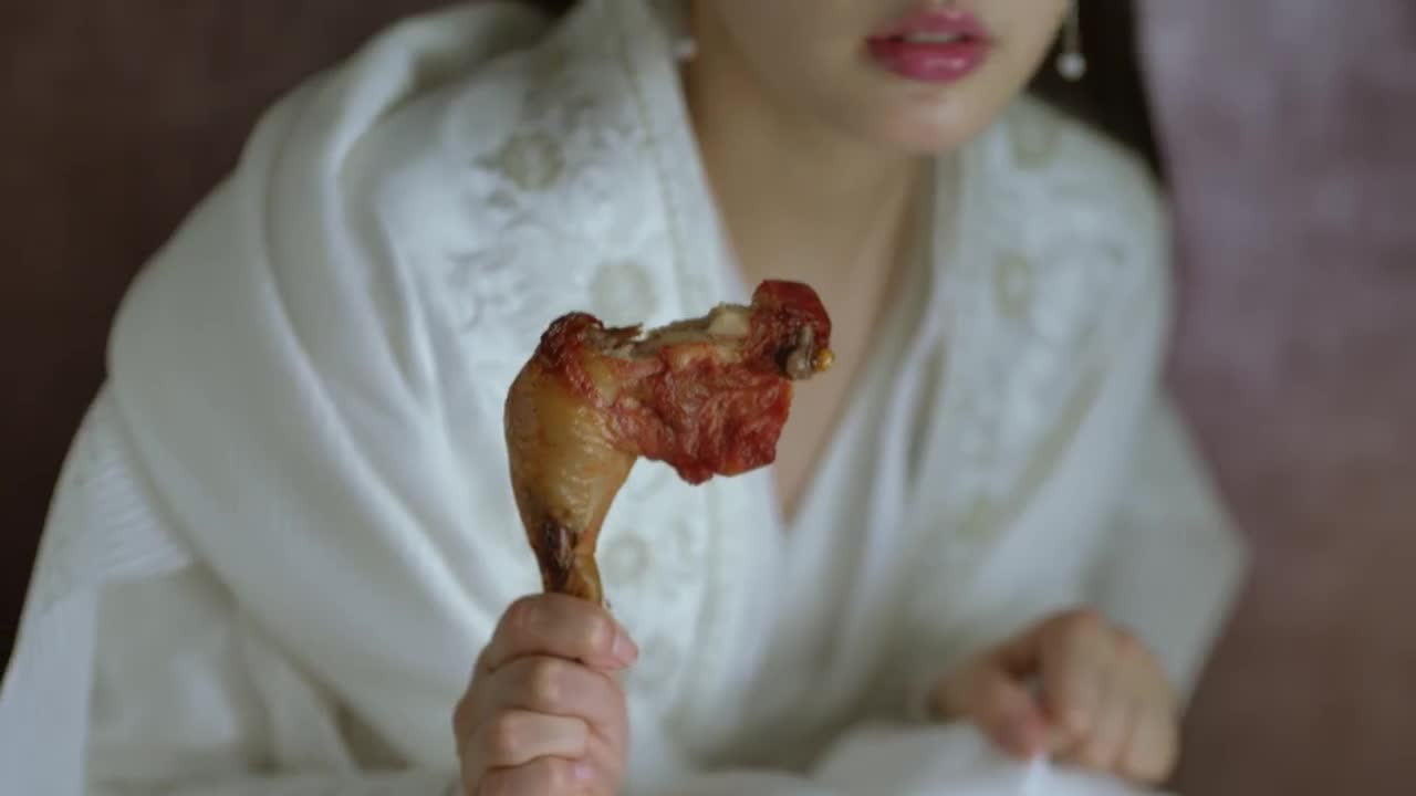 庆余年:范闲神庙初遇鸡腿姑娘林婉儿,难道这就是心动的感觉?