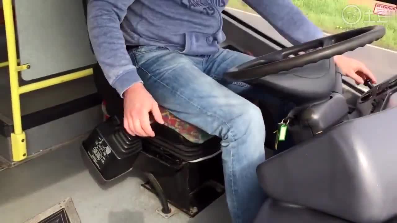 这位驾驶奔驰公交车司机看看他是如何换挡的