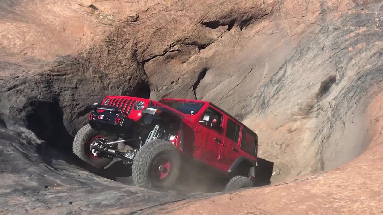 越野车爬坡从近似90度的深坑爬上去最后一脚油门太猛了