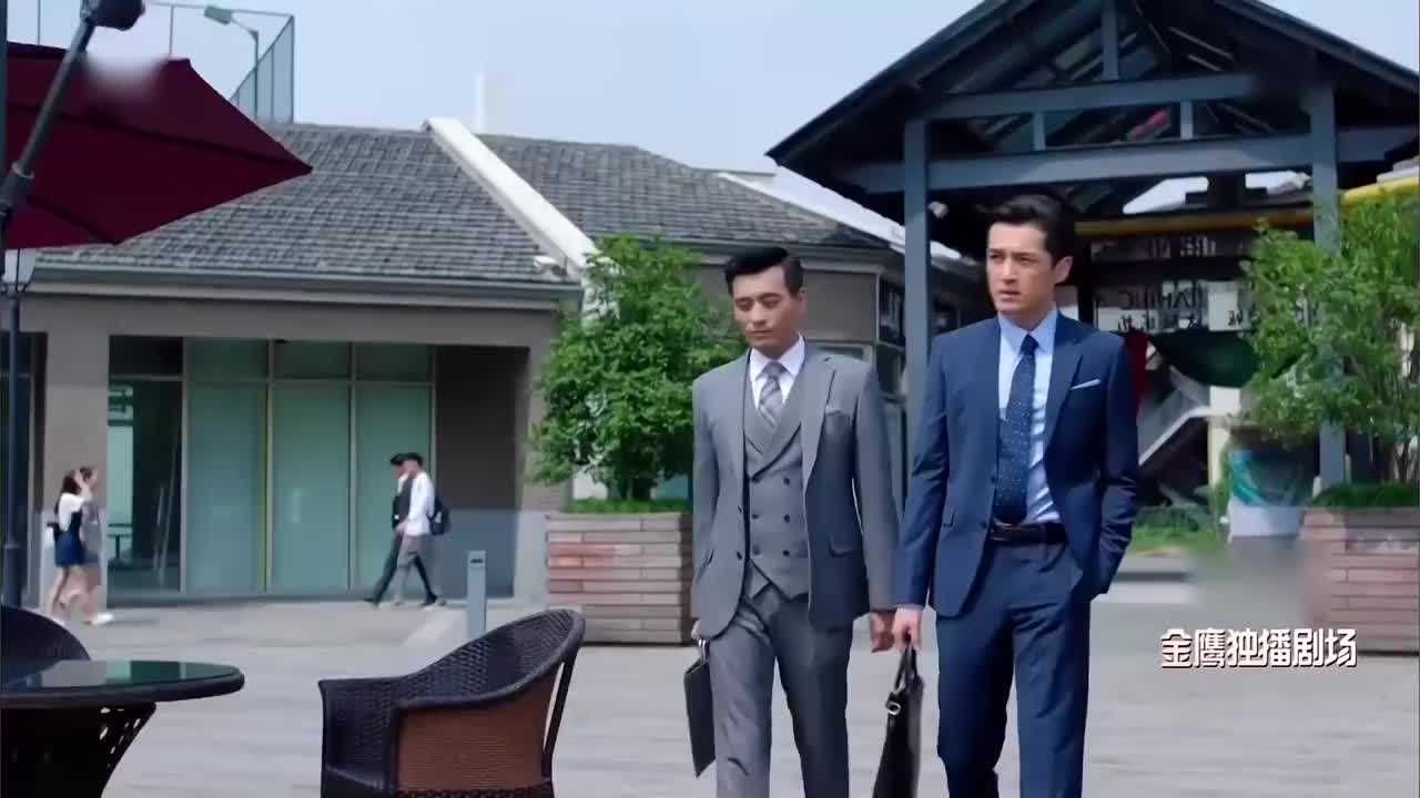 猎场22刘量体对面那个小伙子换了个位置想抢镜头