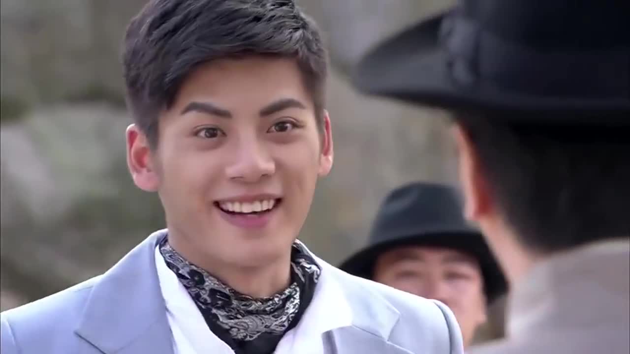 箭在弦上荣树带着二人来到面馆晓燕一顿狂吃把荣树看傻了