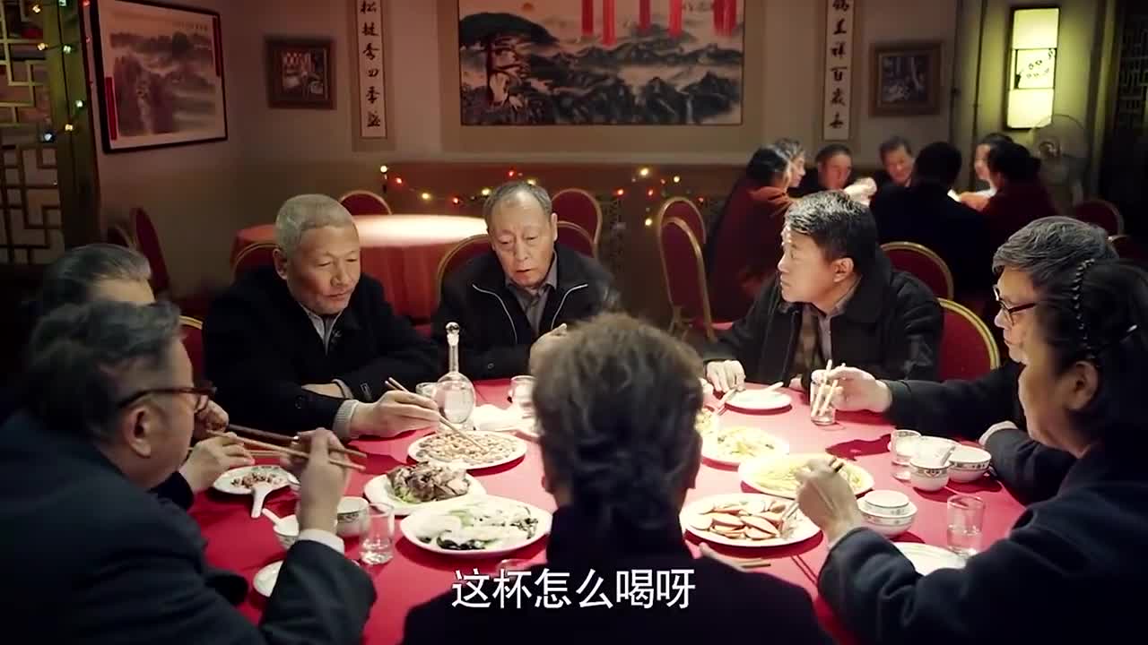 情滿四合院傻柱吃飯鞋丟一隻遲鈍老爹最搞笑連偷鞋都有理