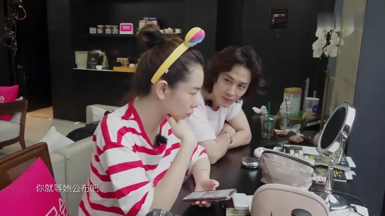 《我家小两口》李承铉戚薇谈论别人说他们离婚的事 李承铉很懵