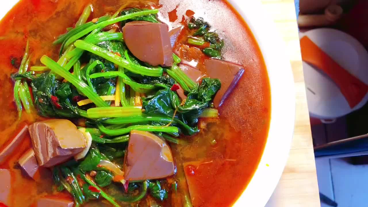 美食教程菠菜鸭血汤做法入口滑爽营养丰富做法简单易学