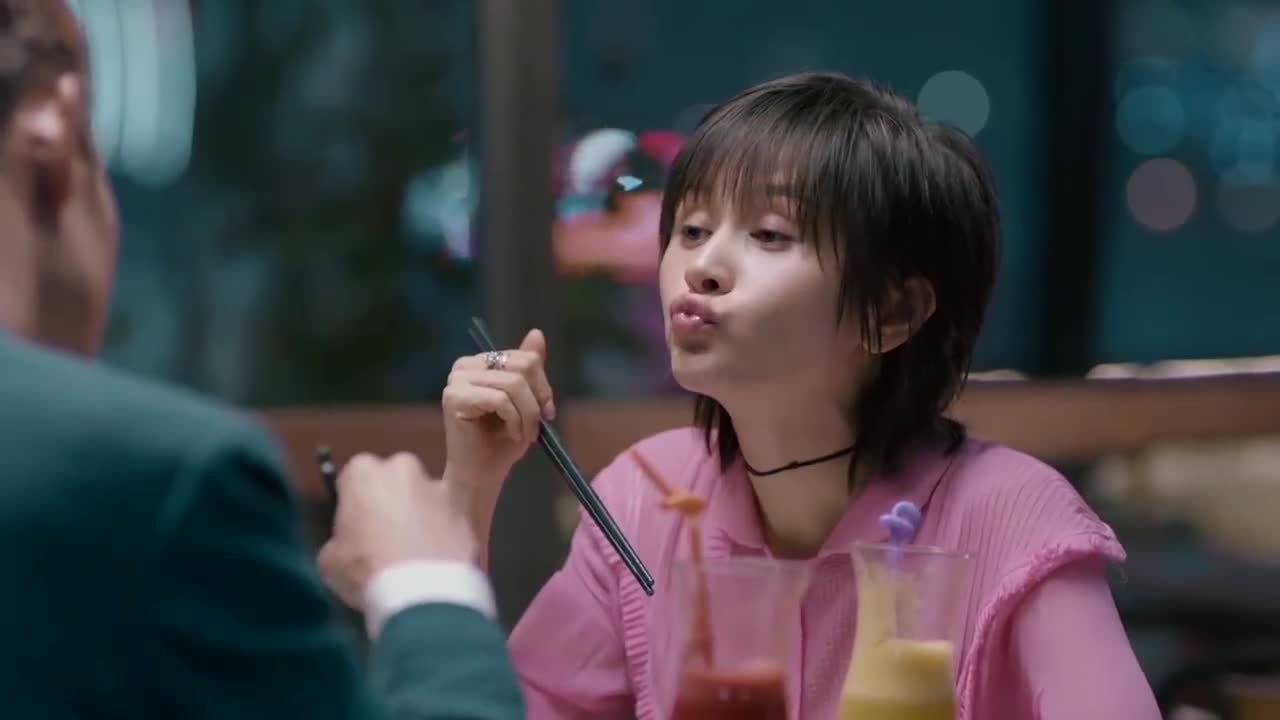 欢乐颂2邱莹莹翻看和应勤的聊天记录不自觉就哭了