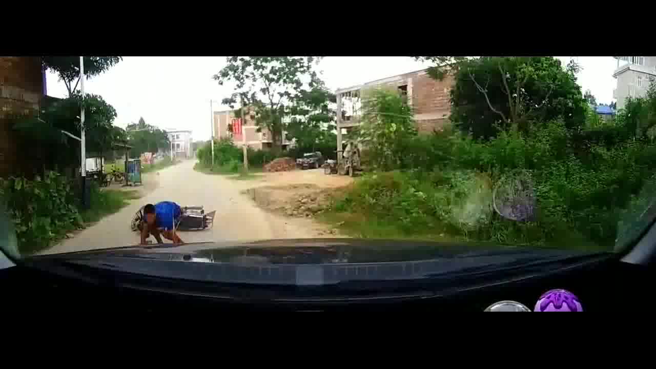 作死摩托车逆行超车，霸道车主一声吼，为活命他直接趴地上