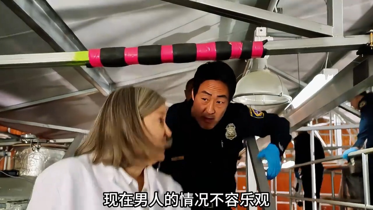 男人为了吃口巧克力，竟然不小心掉进桶里
