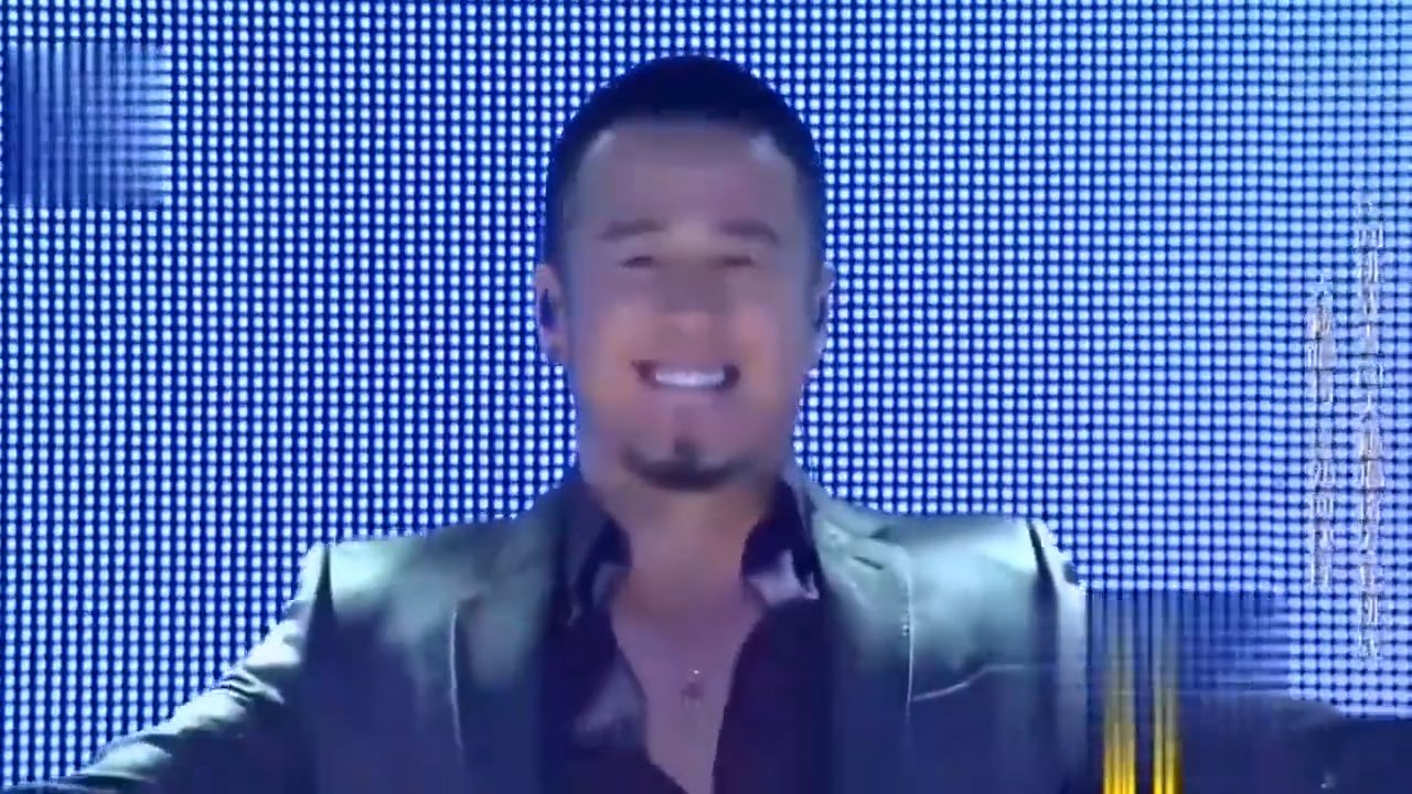 杨坤献唱《牧马人》，歌声气势磅礴，引高仿周迅挑战