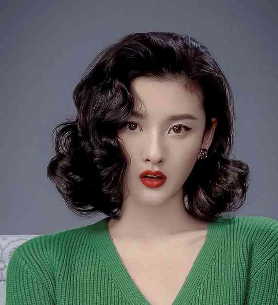 宋祖儿复古港风造型太美了,网友:妥妥的新一代港姐