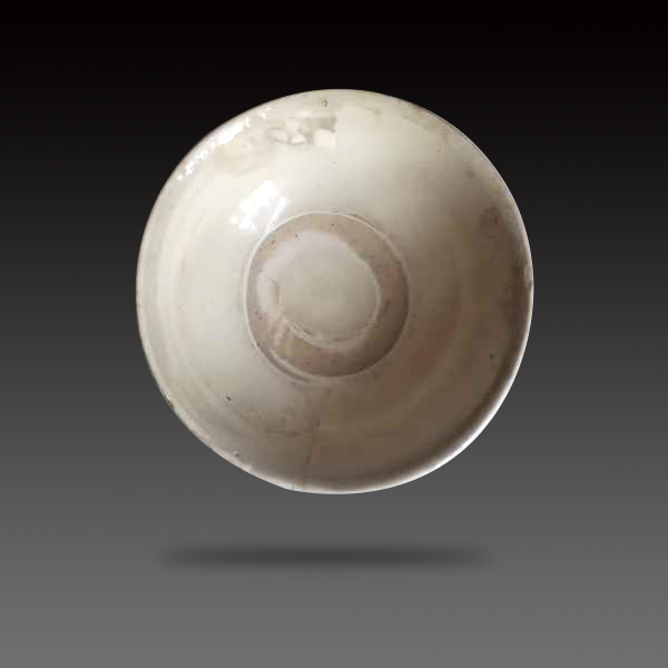 能照见人影,比枢府窑卵白釉有更加明显的乳浊感,给人以温柔甜净之感