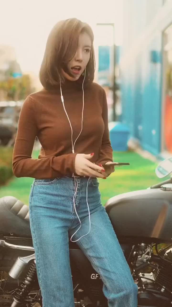 小姐姐智仁小姐姐演唱歌曲,甜甜的笑容,真是好喜欢!