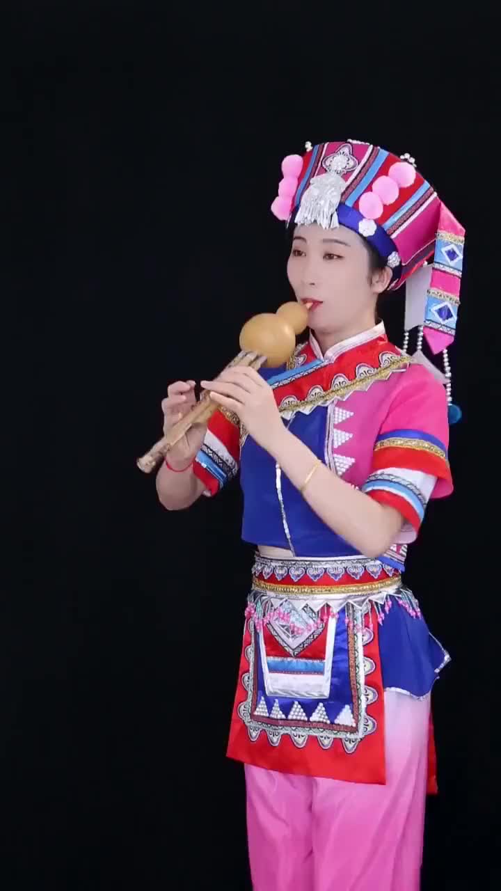 云南妹子用葫芦丝吹首老歌旋律入心能听20遍