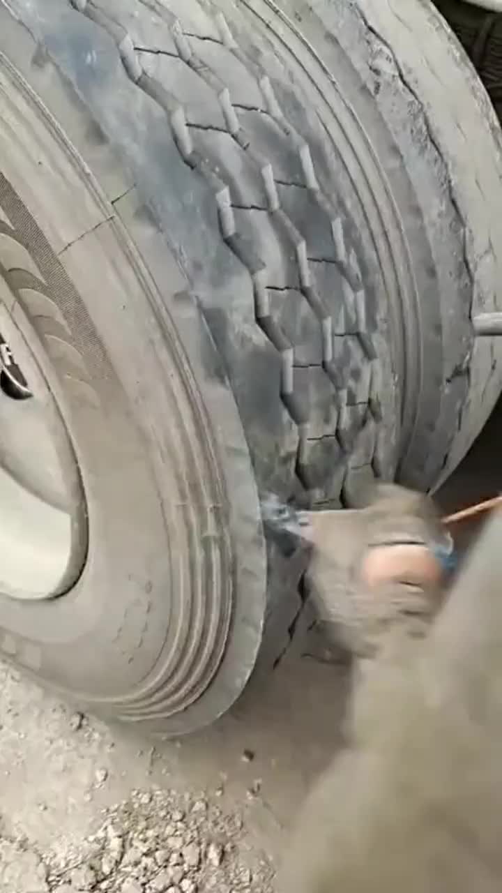 卡车轮胎扎进钉子只能动用焊机这工作一般人干不了