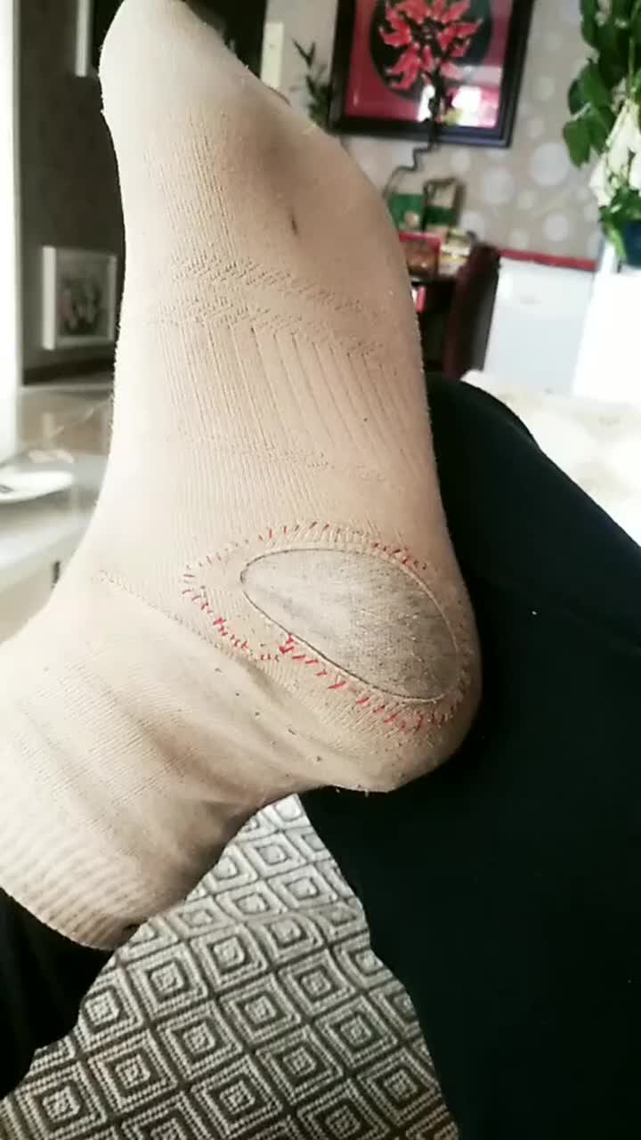 袜子破了洞老婆又给缝上了就是不给买新的