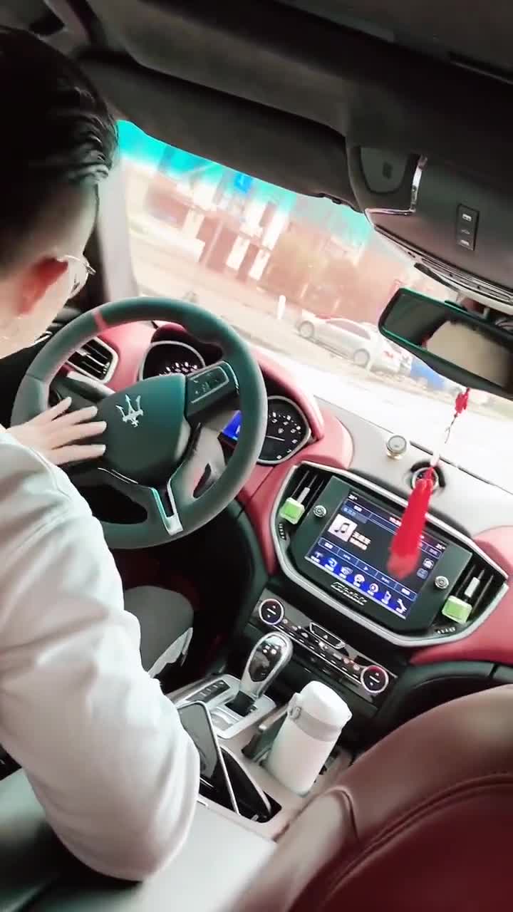 这位小哥哥单手开玛莎拉蒂的样子真是太帅了!