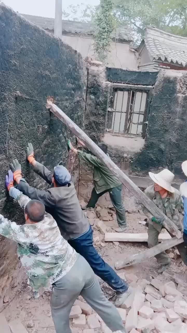 墙倒众人推大叔们也太拼了吧不过这土墙还挺坚固的