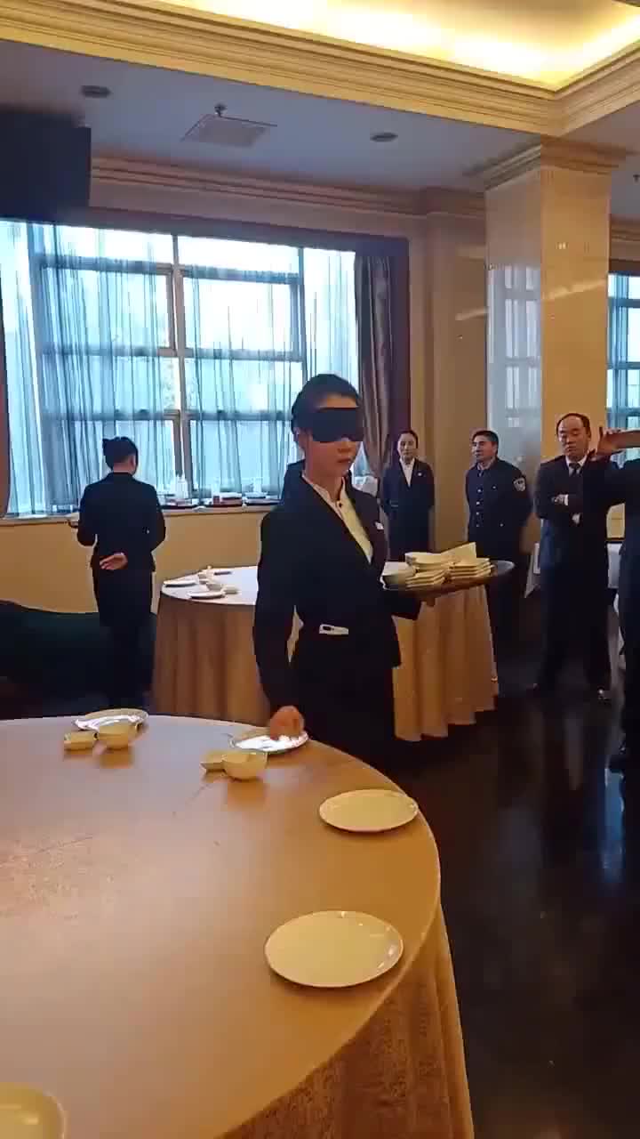 大酒店选服务员挺严格拿着这么高的工资不是没有原因的