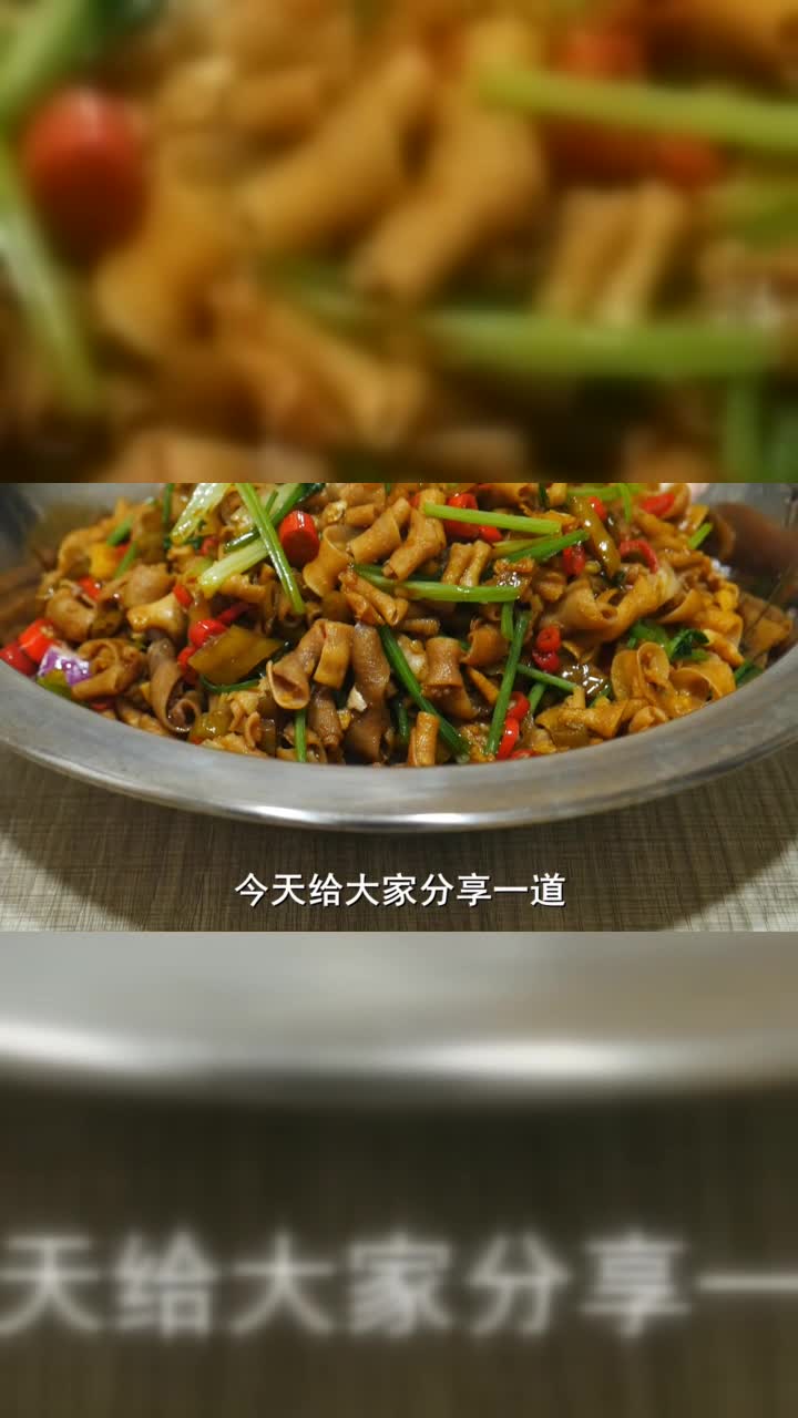 鸭肠还是湘菜的做法好吃，清脆爽口，下酒又下饭，看着就流口水