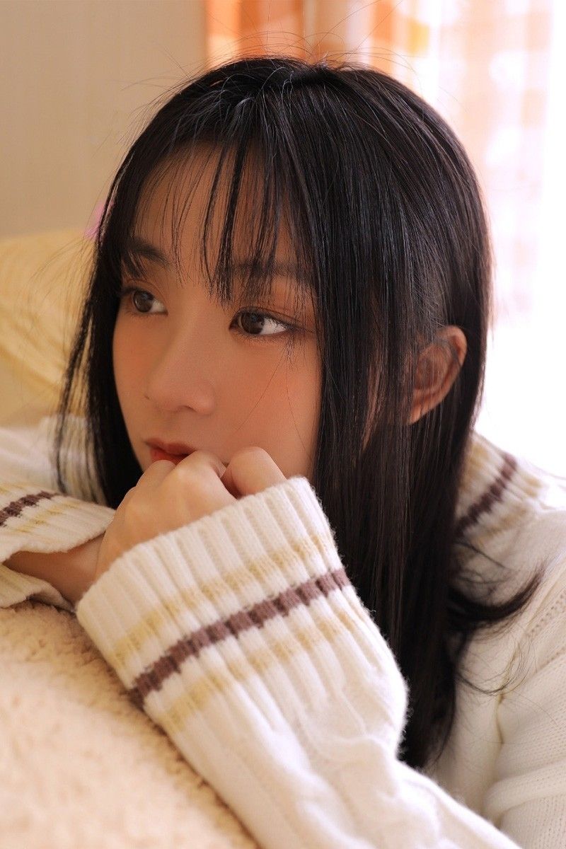黑发童颜美少女艺术写真