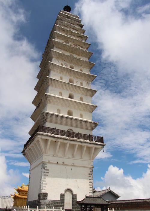 崇山峻岭间为方圆数百里一座显著地理标志,云南宾川鸡足山楞严塔
