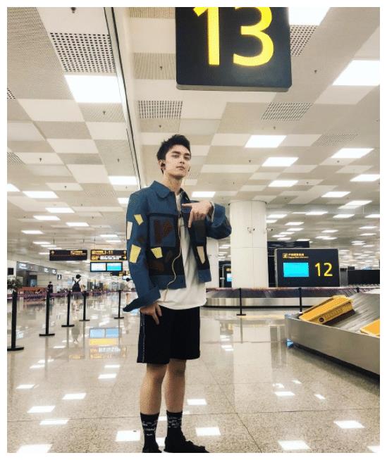 吴磊真的长大了!换上熟男黑西装后,网友:以为胡歌又回到19岁
