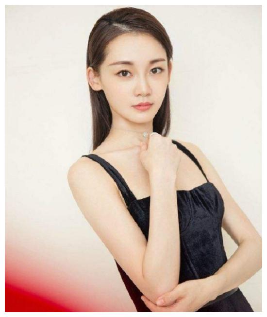 郑恺老婆草地上轻松做一字马引网友围观肚子变大趴不下去了吧