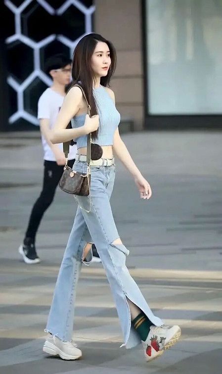 高高瘦瘦的姑娘展示柔和自然之美，散发脱俗的超凡魅力