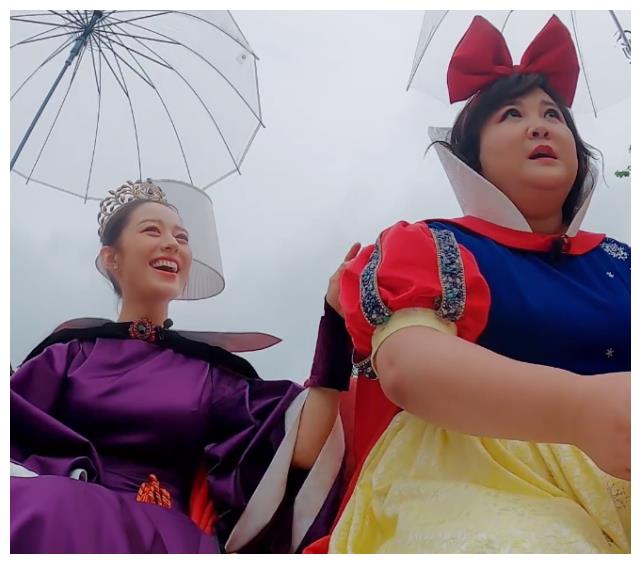 吉娜扮的王后,就是女生cos一个经典角色的样子,但贾玲的白雪公主,真的