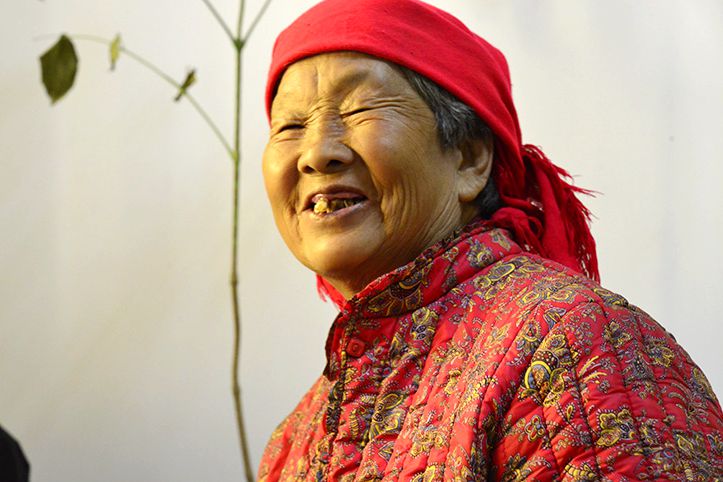 山西7旬农村大娘有病不住院,要赶回家管老母猪,咋回事