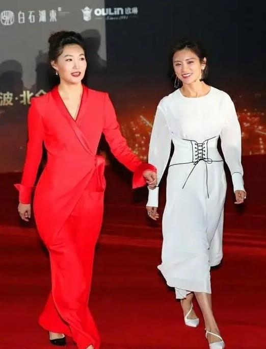 央视李梓萌长发真美174身高穿裙子秀大长腿戴金耳环有气质