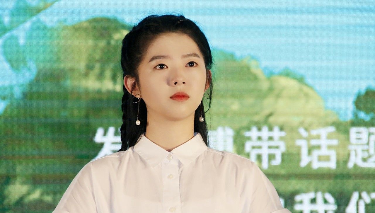 明星美照,图一女星何蓝逗,名字自带气场,靓丽又青春!